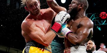 Floyd Mayweather Jr. (d) golpea al youtuber Logan Paul durante el combate de exhibición que ambos protagonizaron en Las Vegas, Estados Unidos.