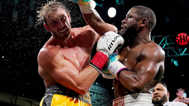 Floyd Mayweather Jr. (d) golpea al youtuber Logan Paul durante el combate de exhibición que ambos protagonizaron en Las Vegas, Estados Unidos.