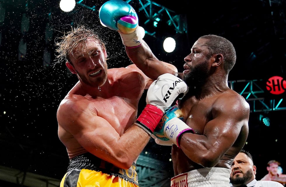 Mayweather no pudo noquear al youtuber Logan Paul y la pelea decepcionó al público