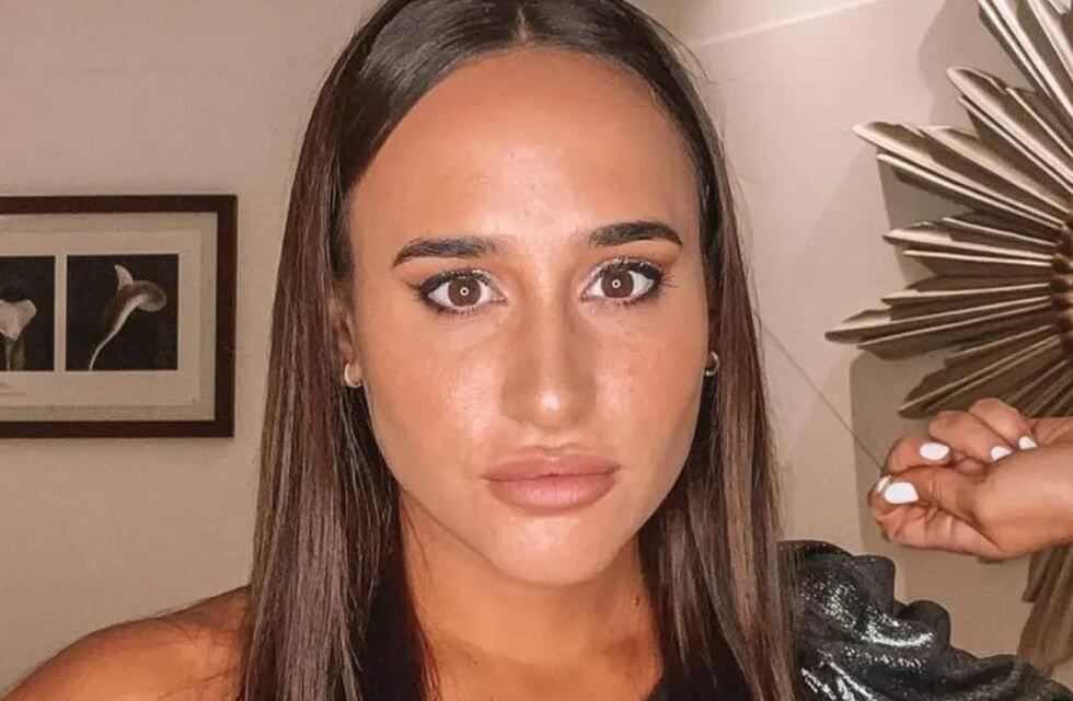 Martina de Gran Hermano lució un look total black con top de encaje y ropa interior a la vista