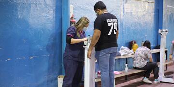 En el primer día fueron inoculadas 1.110 personas mayores de 18 años.