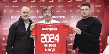 Zielinski tras firmar su contrato con Independiente. Foto: Prensa CAI.
