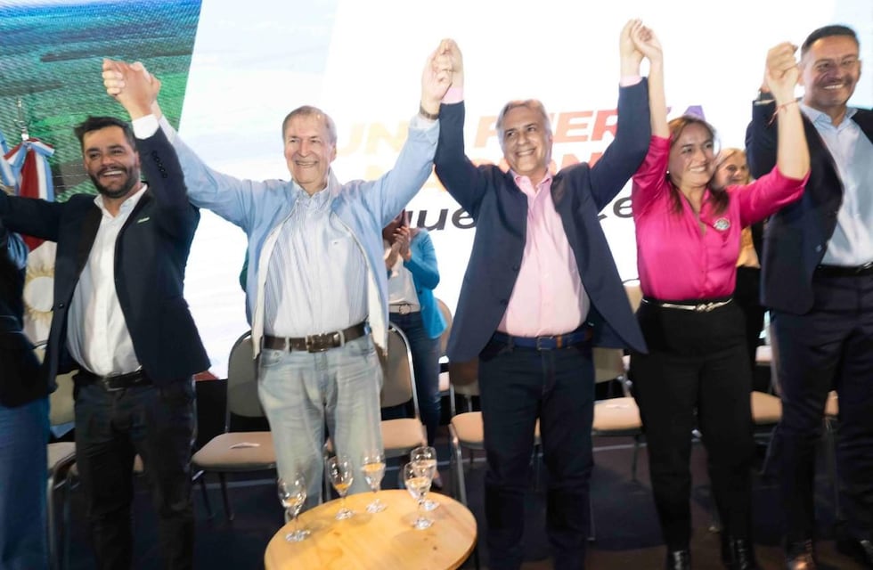 Elecciones 2025: Juan Schiaretti se mostró con intendentes de la UCR, con críticas a Milei
