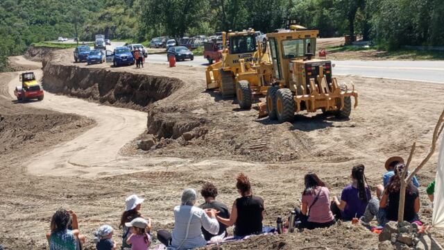 Un grupo de ambientalistas impidieron que continúen los trabajos en la autovía 5.