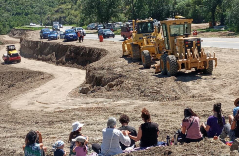 Ambientalistas detuvieron los trabajos de la Autovía de Ruta 5 y acampan en la zona