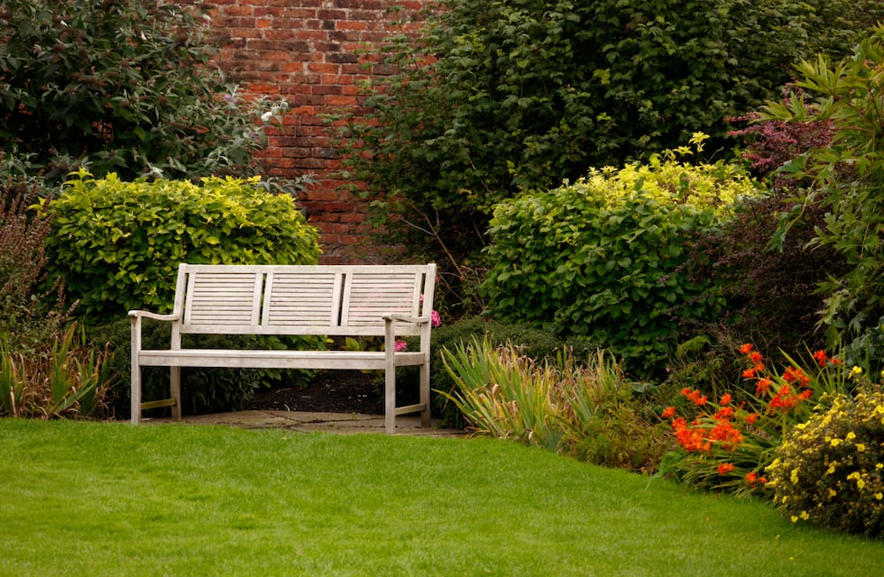 Los errores más comunes que arruinan la energía de tu patio, según el Feng Shui