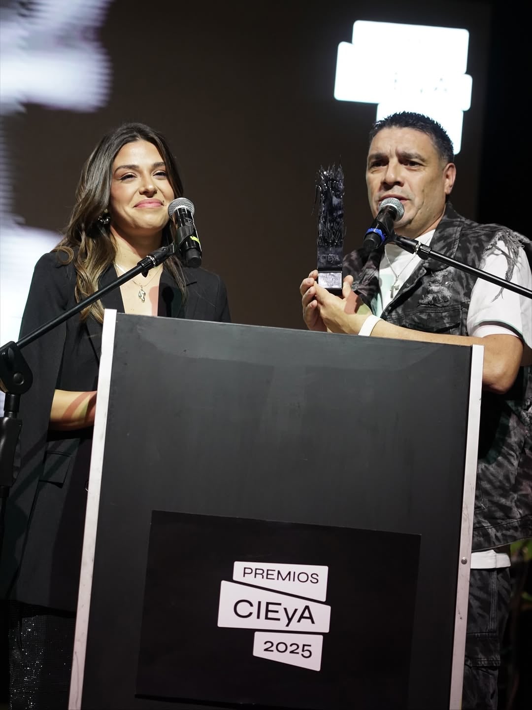 Premios Cieya, donde LBC recibió la estatuilla a banda de cuarteto del año y banda del año.