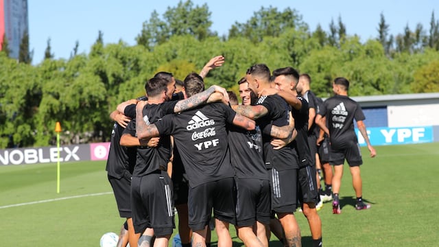 La Selección Argentina cierra sus entrenamientos en Ezeiza y viaja a San Juan.