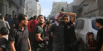 Palestinos evacuan a sobrevivientes tras los bombardeos israelíes sobre Rafah, en la Franja de Gaza, el 30 de octubre de 2023.