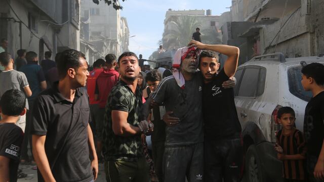 Palestinos evacuan a sobrevivientes tras los bombardeos israelíes sobre Rafah, en la Franja de Gaza, el 30 de octubre de 2023.