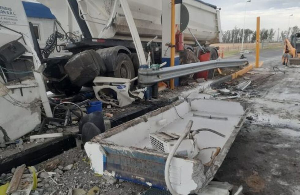 Choque de un camión contra las cabinas del peaje de Devoto