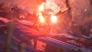 Un espectáculo visual impactante pero peligroso por el uso de pirotecnia. Belgrano será sancionado (La Voz).