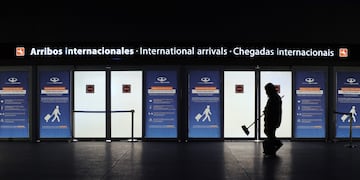 Postal de Ezeiza en pleno cierre de fronteras. (Foto: Clarín)