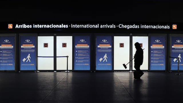Postal de Ezeiza en pleno cierre de fronteras. (Foto: Clarín)
