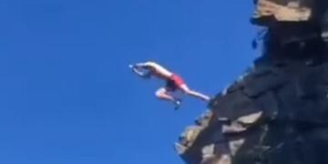 El joven saltó desde 15 metros y sufrió varias lesiones.