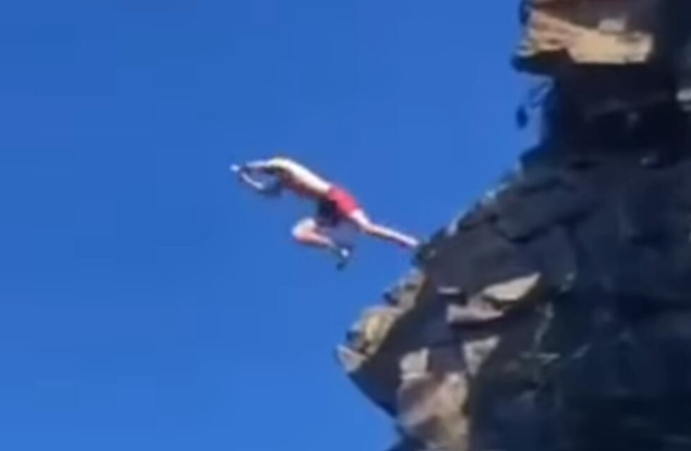 Chubut: un joven saltó a un lago desde 15 metros y chocó contra unas rocas
