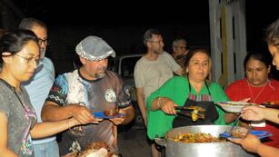 La concejal María Eugenia Galán junto a cocineros reconocidos de la ciudad, fueron algunas de las muchas manos que colaboraron en la cena solidaria "Sumando en Navidad".
