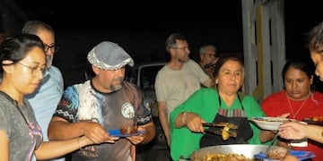 La concejal María Eugenia Galán junto a cocineros reconocidos de la ciudad, fueron algunas de las muchas manos que colaboraron en la cena solidaria "Sumando en Navidad".