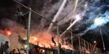 Pirotecnia en el cierre del clásico entre Belgrano y Talleres por la Copa de la Liga Profesional. Hubo una fuerte sanción para el club de Alberdi (La Voz).