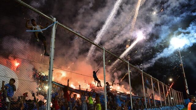 Pirotecnia en el cierre del clásico entre Belgrano y Talleres por la Copa de la Liga Profesional. Hubo una fuerte sanción para el club de Alberdi (La Voz).