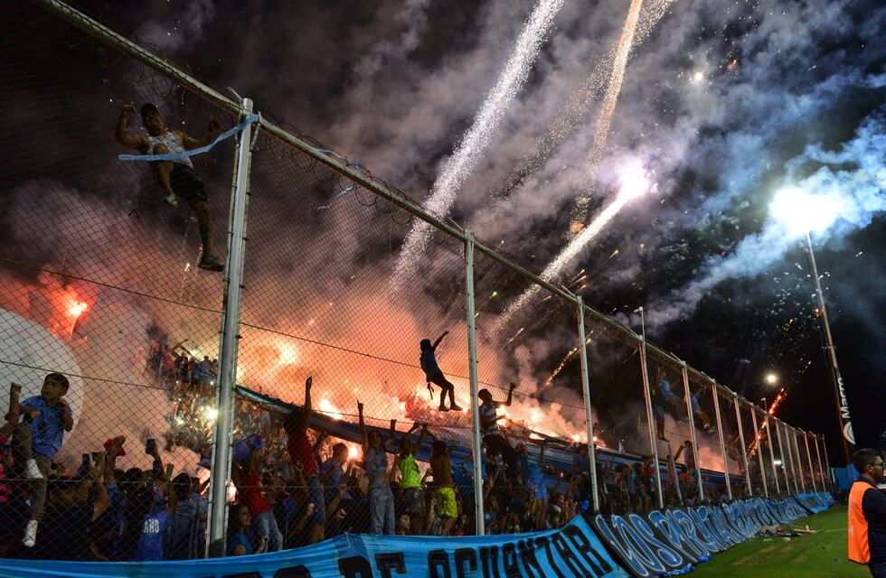 Estruendoso: el Belgrano-Talleres fue con show en las tribunas de principio a fin