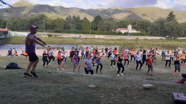 Masiva clase de zumba a la vera del río Cosquín y en el marco del "Mes de la Mujer". (Foto: Municipalidad de Cosquín).