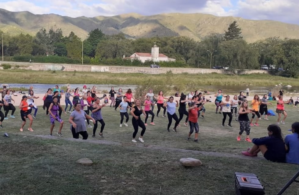 En el “Mes de la Mujer”, tarde de zumba a la vera del río en Cosquín
