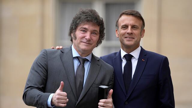El presidente francés, Emmanuel Macron, a la derecha, y el presidente argentino, Javier Milei, posan después de su reunión en el Palacio del Elíseo. (AP)