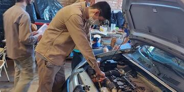 Estudiantes de la Epet 10 de Puerto Rico realizan service y chequeo del automotor.