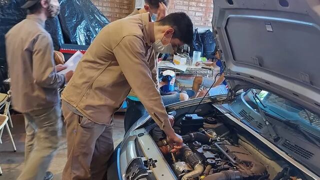 Estudiantes de la Epet 10 de Puerto Rico realizan service y chequeo del automotor.