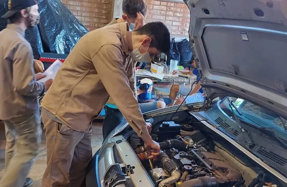 Estudiantes de la Epet 10 de Puerto Rico realizan service y chequeo del automotor