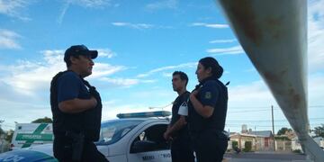 Un hombre encontró a su hija flotando y sin respiración en la pileta pero los policías la salvaron