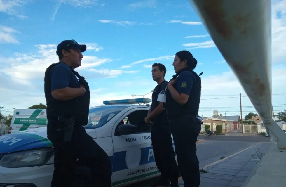 Un hombre encontró a su hija flotando y sin respiración en la pileta pero los policías la salvaron
