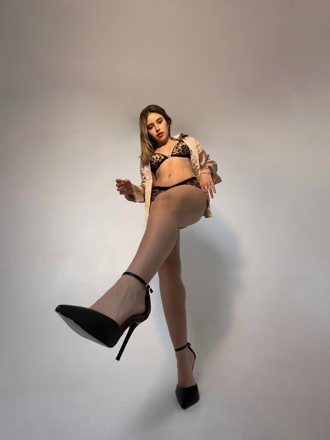 Coti Romero se sumó a la tendencia del animal print y modeló con el traje de baño más diminuto de la temporada