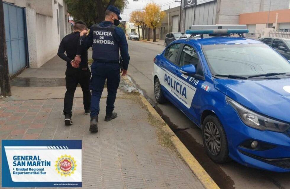 Intentó robar un auto y se dejó el celular adentro: terminó detenido