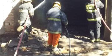 El fuego arrasó con la pequeña vivienda y luego continuó quemado un galpón lindero. Hubo pérdidas totales.
