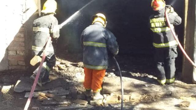 El fuego arrasó con la pequeña vivienda y luego continuó quemado un galpón lindero. Hubo pérdidas totales.