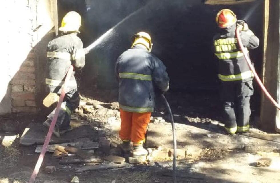 Un incendio arrasó con una casa y un matrimonio con cuatro hijos perdió todo