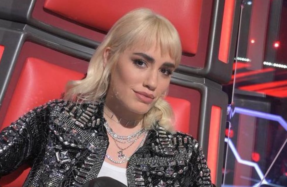 Desde la pileta y en topless, Lali Espósito posó al borde de la censura