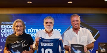 El autor del libro, Alejandro Bocardo, flanqueado por Daniel Valencia y Andrés Fassi.