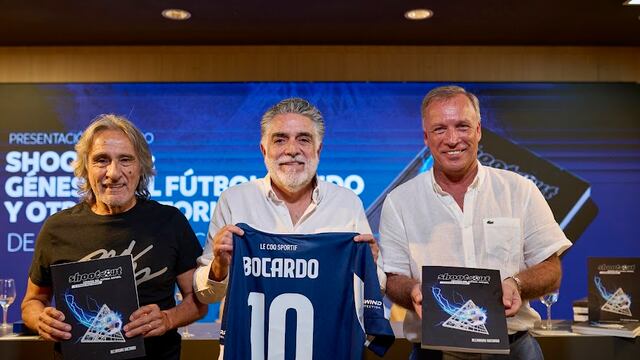 El autor del libro, Alejandro Bocardo, flanqueado por Daniel Valencia y Andrés Fassi.