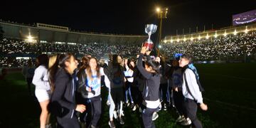 El festejo del equipo femenino en el entretiempo del partido que Belgrano masculino jugó con Chacarita en el Kempes por la Primera Nacional. (Javier Ferreyra / La Voz)