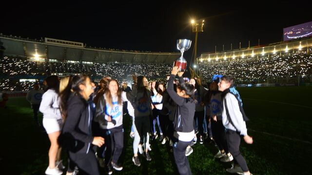 El festejo del equipo femenino en el entretiempo del partido que Belgrano masculino jugó con Chacarita en el Kempes por la Primera Nacional. (Javier Ferreyra / La Voz)