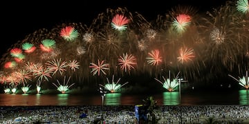 Los fuegos artificiales explotan sobre la playa de Copacabana durante las celebraciones de Año Nuevo, en Río de Janeiro, Brasil.