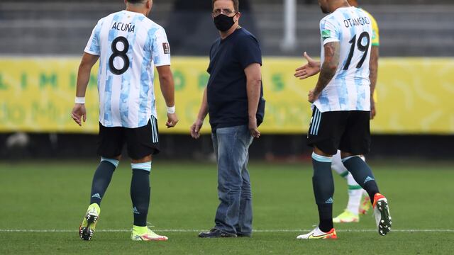 El partido entre Argentina y Brasil quedó suspendido por la irrupción de un agente sanitario