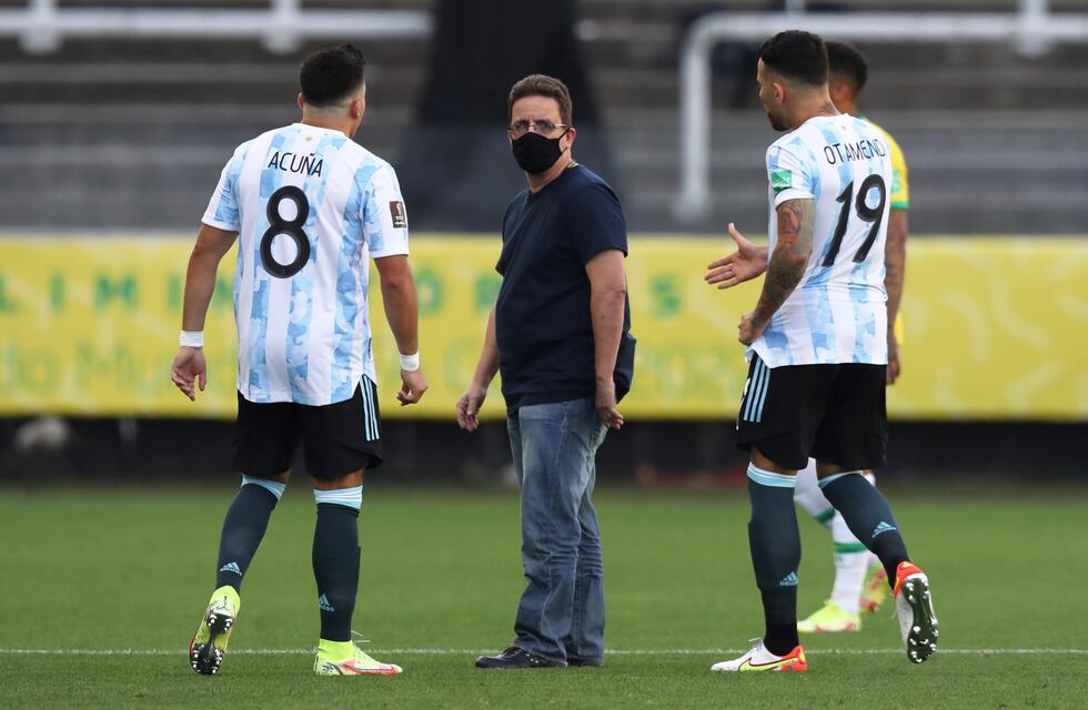 El partido entre Argentina y Brasil quedó suspendido por la irrupción de un agente sanitario