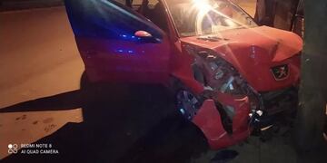 Alcohol al volante: despistó con su automóvil e impactó el muro de un domicilio.