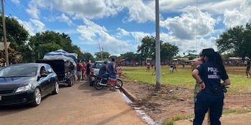 Aglomeración de personas en un campeonato de futbol en Iguazú