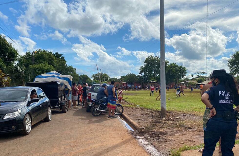 Aglomeración de personas en un campeonato de futbol en Iguazú