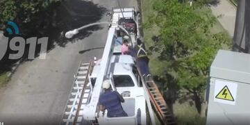 Tres heridos al caer un poste de luz en Córdoba (911).
